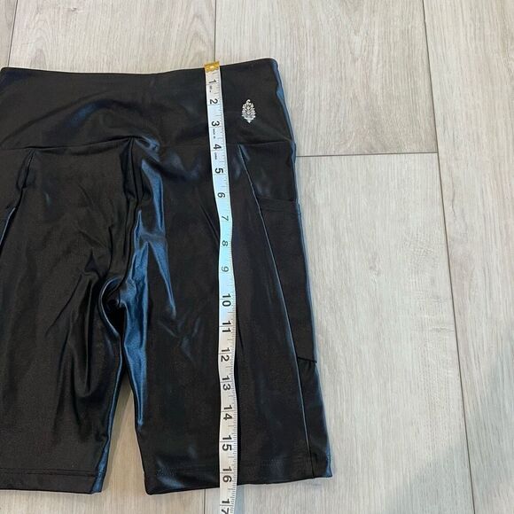 Free people movement women shorts size M - Picture 3 of 8